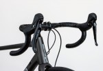 GRX STIを搭載。油圧ディスクブレーキまでハイクオリティなSHIMANOパーツをチョイスし、性能の高さだけでなく上質な操作感もライダーに提供。