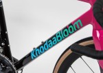 ピンクとブラックの刺激的で疾走感のあるグラデーショングラフィック。ネオンライトをイメージし、レースシーンで存在感を放つとともにライダーの闘争心を掻き立てる。