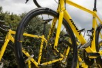 MAVICのブランドカラーに塗装された車体。フォーク裏などにKhodaaBloomのロゴが入る。